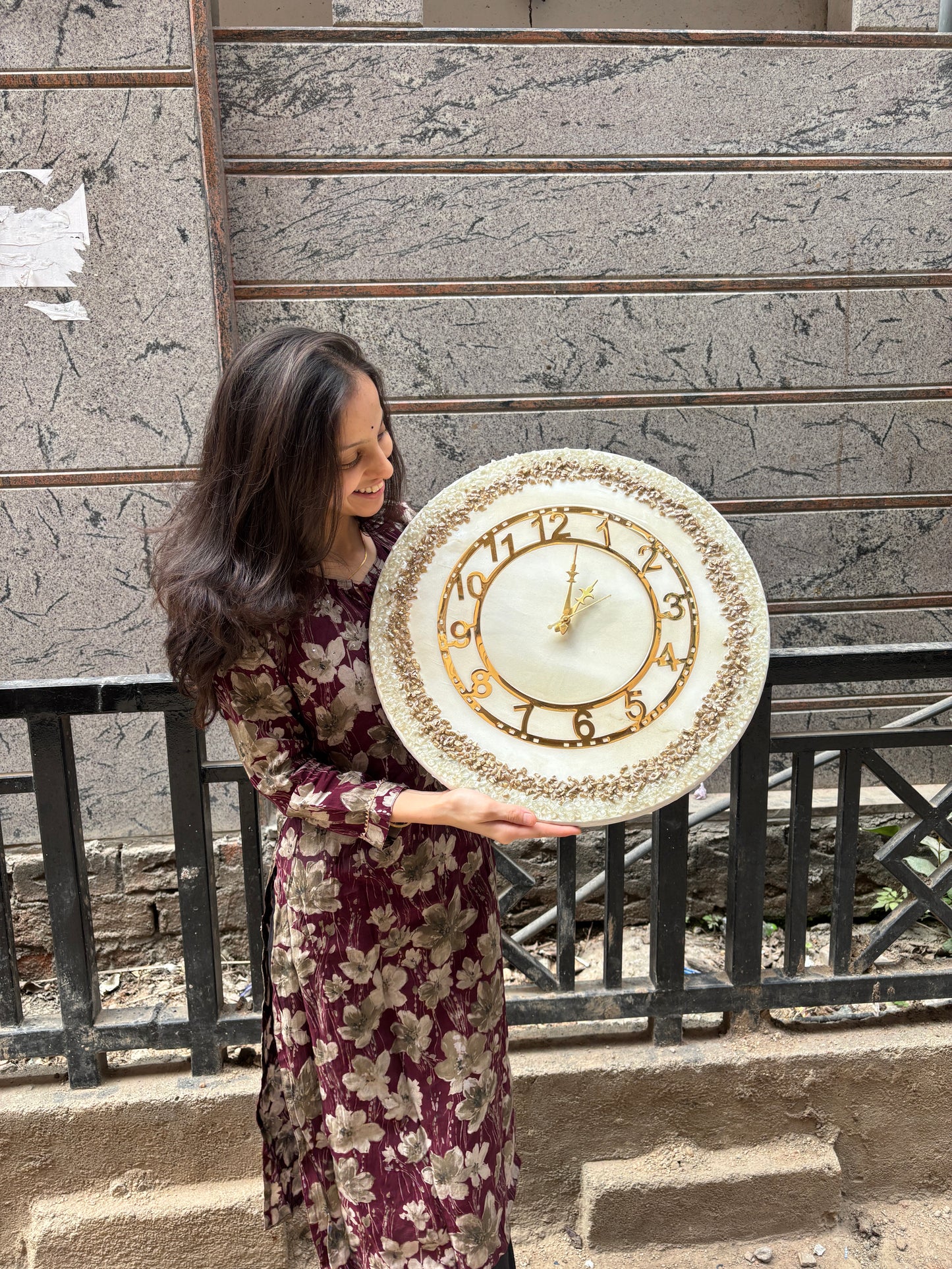 LUXE IVORY RESIN CLOCK