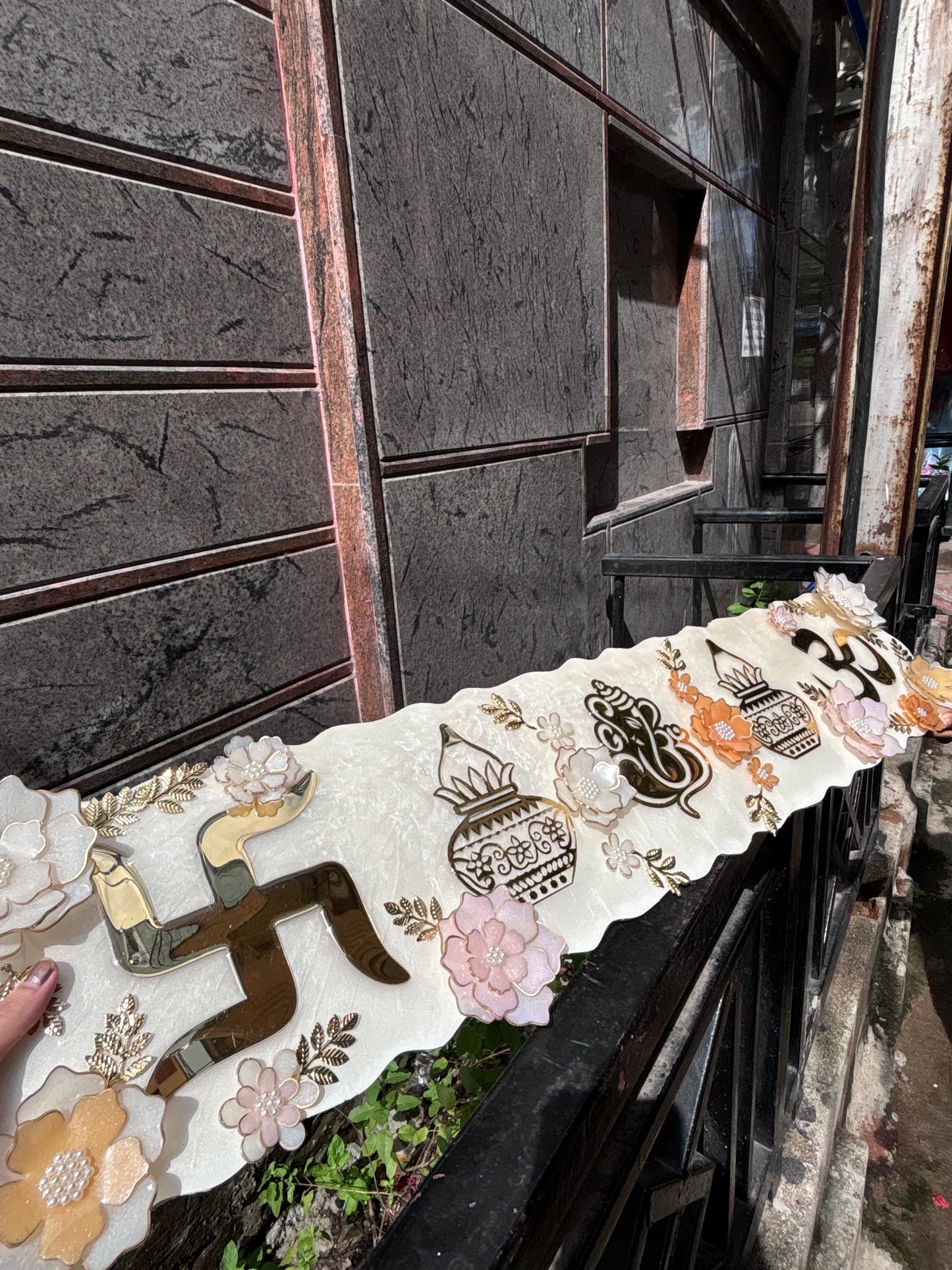 HANDMADE 47' INCH FLORAL BANDARWAL – TRADITION MEETS ART