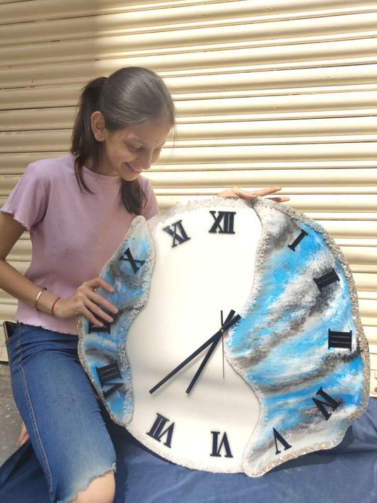 STATEMENT WALL CLOCKS IN RESIN