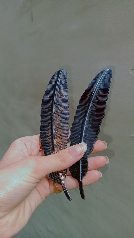 FEATHER-SHAPED RESIN BOOKMARKS