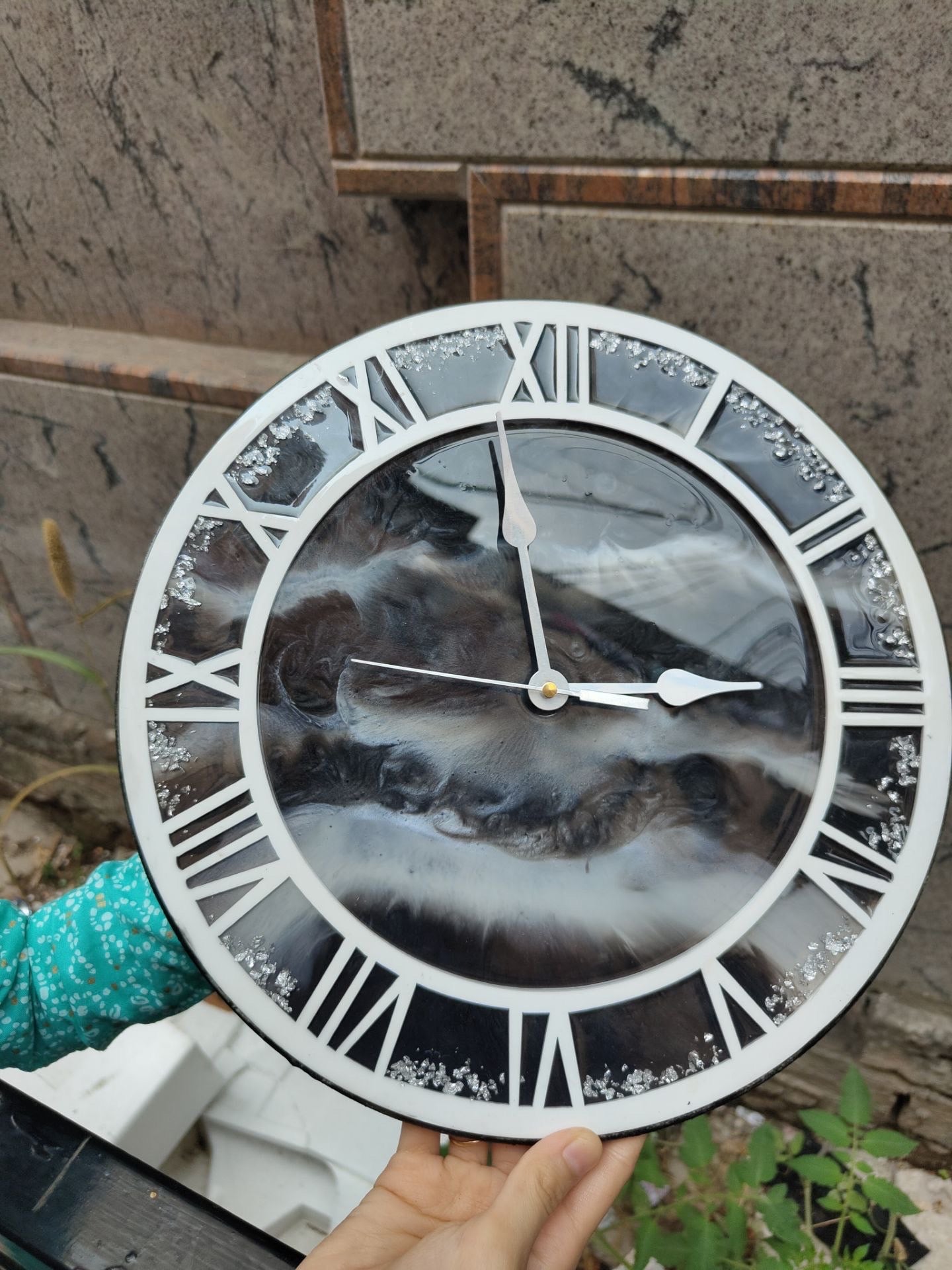 MIDNIGHT GLIMMER – DESIGNER RESIN CLOCK